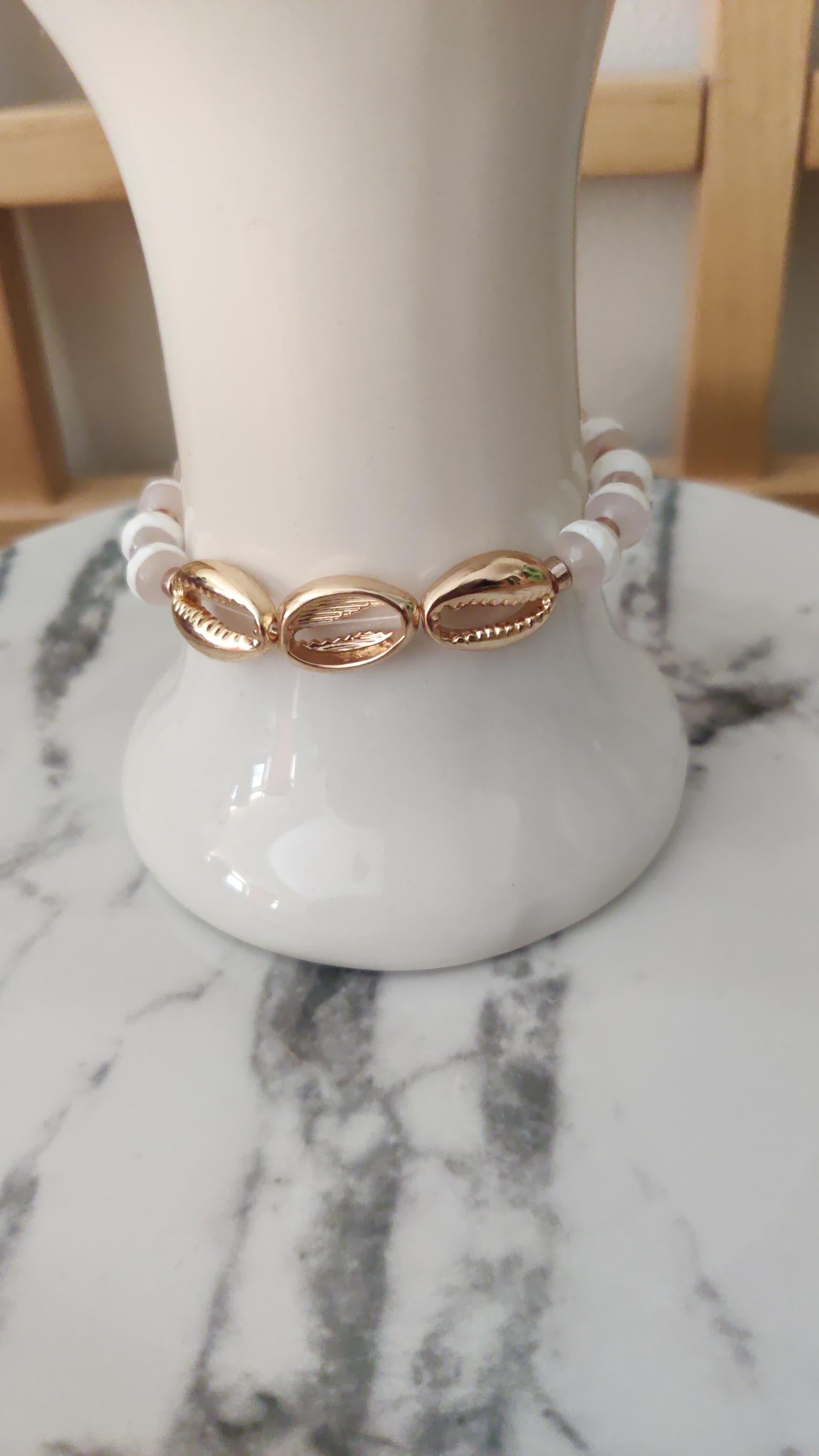 Handmade Agate Bead Bracelet – Golden Cowrie Shell, Gold Clasp
