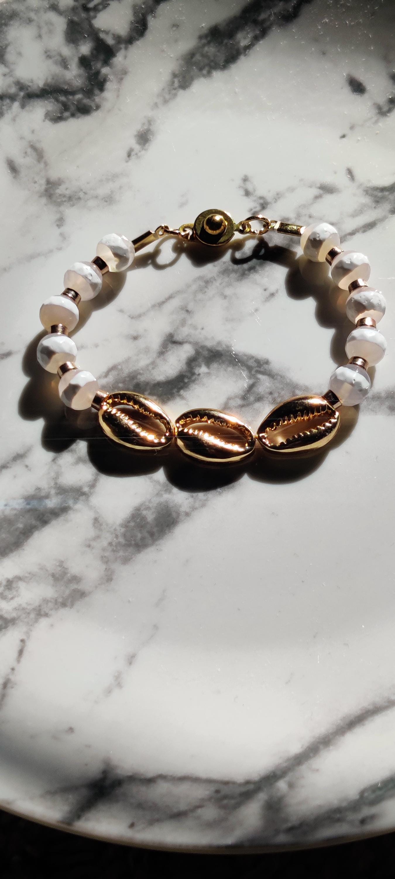 Handmade Agate Bead Bracelet – Golden Cowrie Shell, Gold Clasp