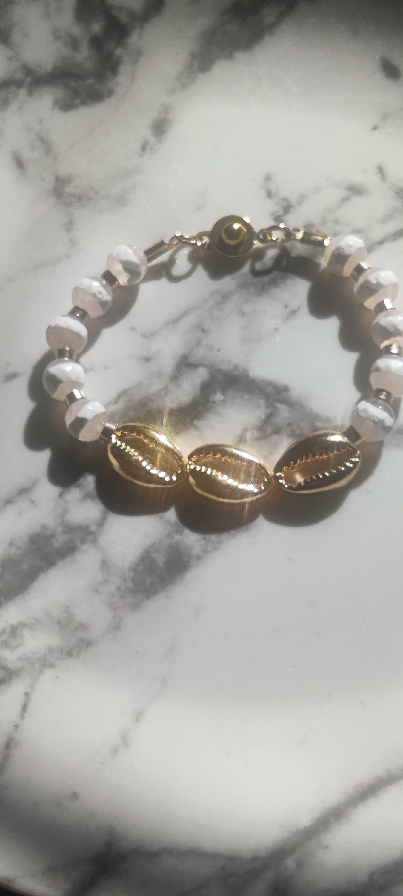 Handmade Agate Bead Bracelet – Golden Cowrie Shell, Gold Clasp