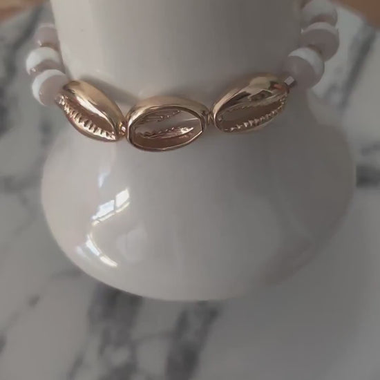Handmade Agate Bead Bracelet – Golden Cowrie Shell, Gold Clasp